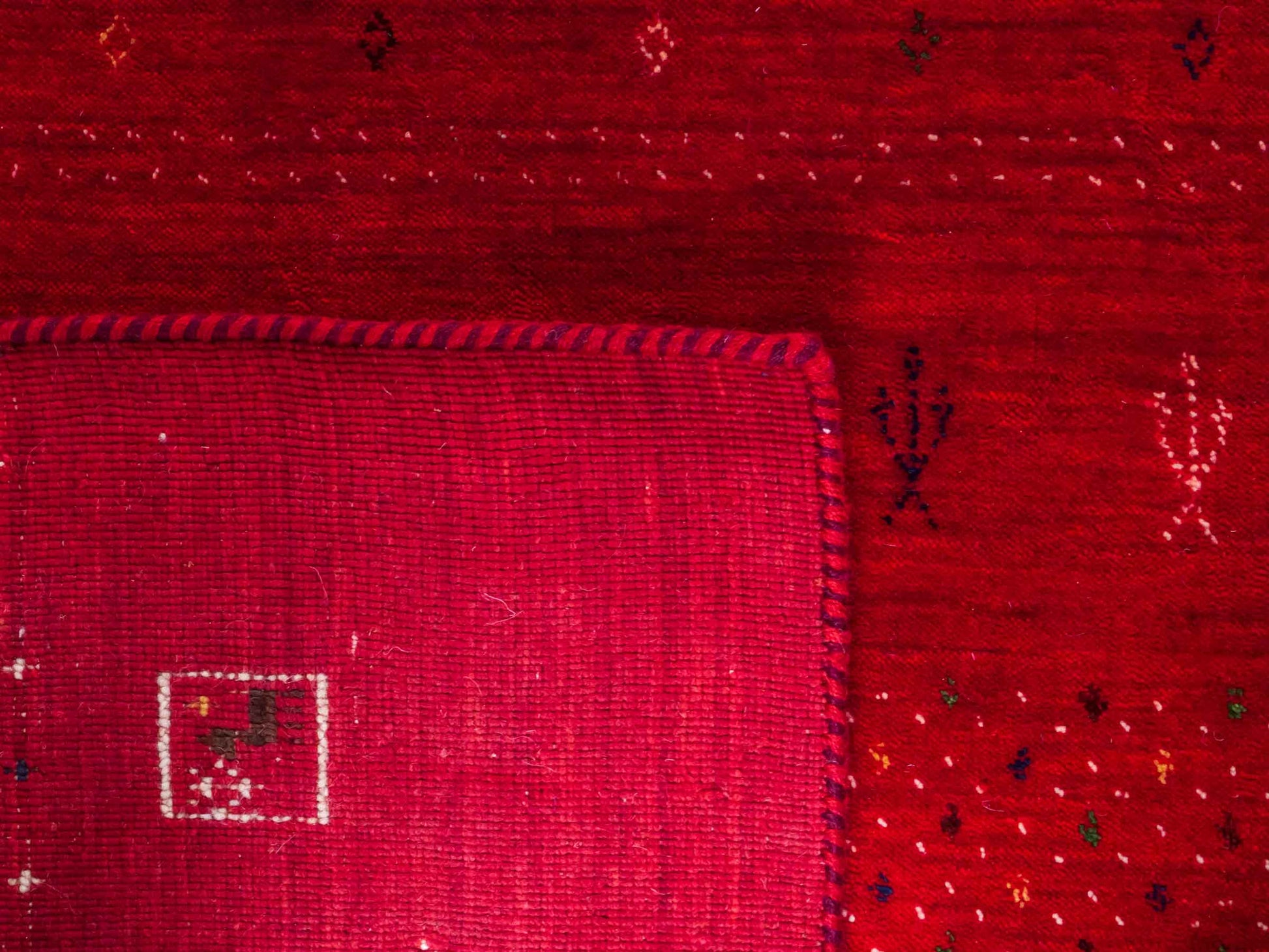 Moderner, Handloom Lori Gabbeh Orientteppich von Khademi aus Wolle, rot. Geometrisches Nomaden-Design. Produziert in Indien. Größe: 239x169cm. Teppichnummer: KB4-1820. Verkauf durch Jupiter Intl.