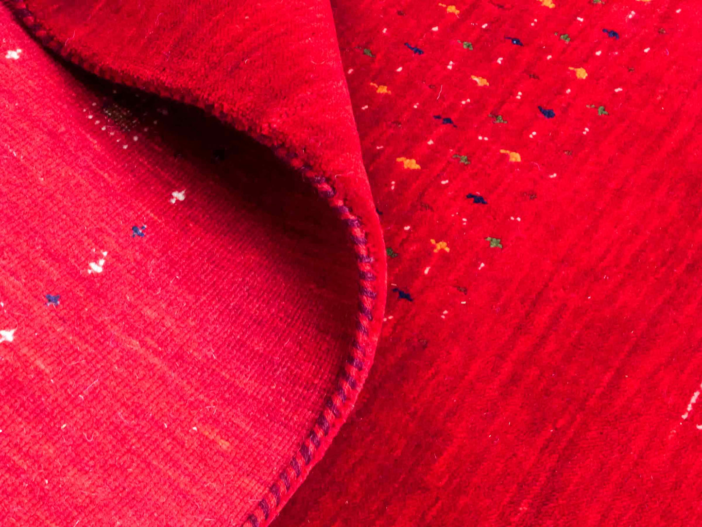 Moderner, Handloom Lori Gabbeh Orientteppich von Khademi aus Wolle, rot. Geometrisches Nomaden-Design. Produziert in Indien. Größe: 243x173cm. Teppichnummer: KB4-1815. Verkauf durch Jupiter Intl.