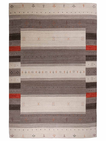 Moderner, Handloom Lori Gabbeh Orientteppich von Khademi aus Wolle, cremeweiß, grau. Geometrisches Nomaden-Design. Produziert in Indien. Größe: 243x174cm. Teppichnummer: KB4-1824. Verkauf durch Jupiter Intl.