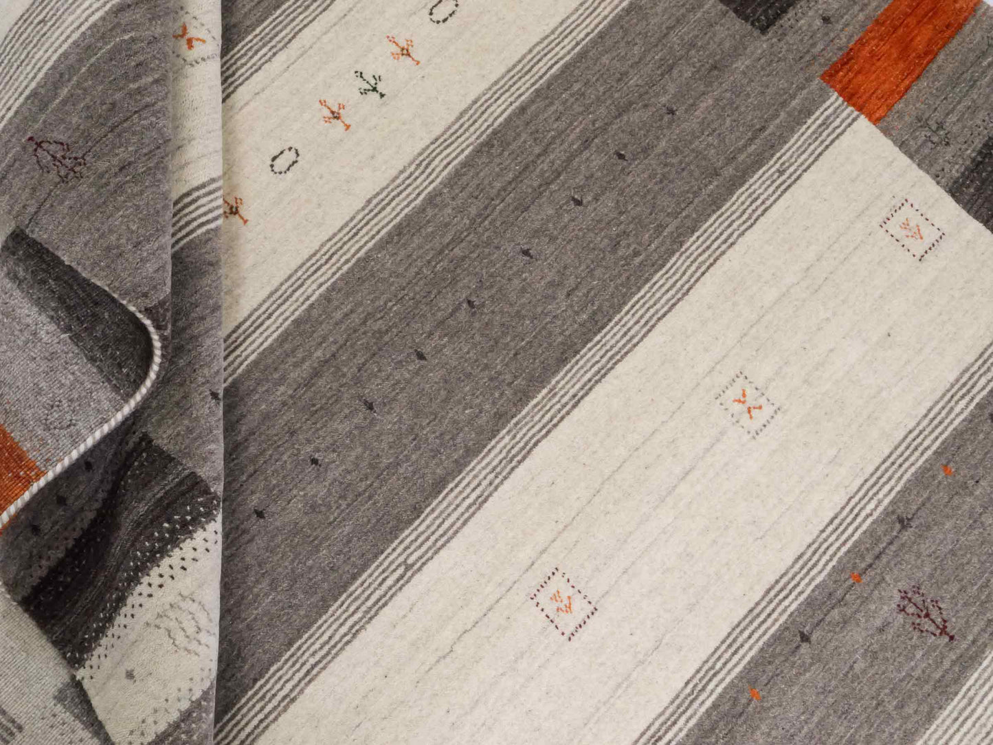 Moderner, Handloom Lori Gabbeh Orientteppich von Khademi aus Wolle, cremeweiß, grau. Geometrisches Nomaden-Design. Produziert in Indien. Größe: 243x174cm. Teppichnummer: KB4-1824. Verkauf durch Jupiter Intl.