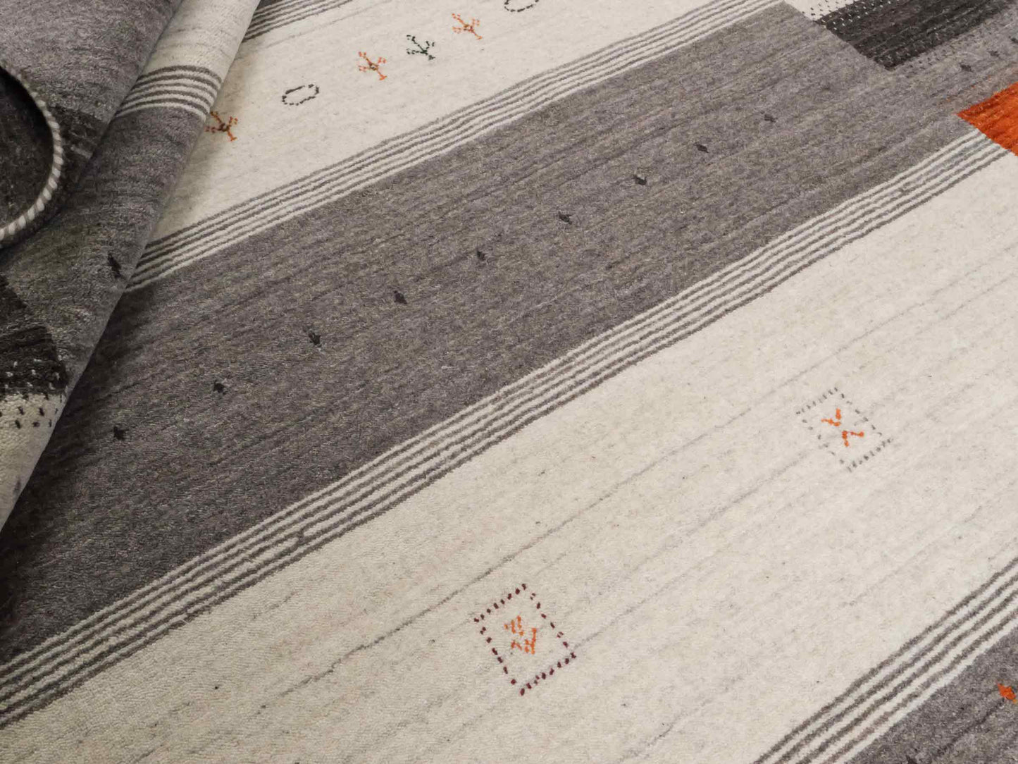 Moderner, Handloom Lori Gabbeh Orientteppich von Khademi aus Wolle, cremeweiß, grau. Geometrisches Nomaden-Design. Produziert in Indien. Größe: 243x174cm. Teppichnummer: KB4-1824. Verkauf durch Jupiter Intl.