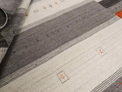 Moderner, Handloom Lori Gabbeh Orientteppich von Khademi aus Wolle, cremeweiß, grau. Geometrisches Nomaden-Design. Produziert in Indien. Größe: 243x174cm. Teppichnummer: KB4-1824. Verkauf durch Jupiter Intl.