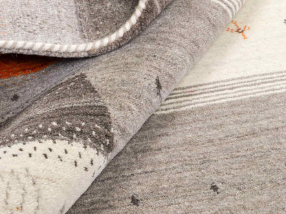 Moderner, Handloom Lori Gabbeh Orientteppich von Khademi aus Wolle, cremeweiß, grau. Geometrisches Nomaden-Design. Produziert in Indien. Größe: 243x174cm. Teppichnummer: KB4-1824. Verkauf durch Jupiter Intl.