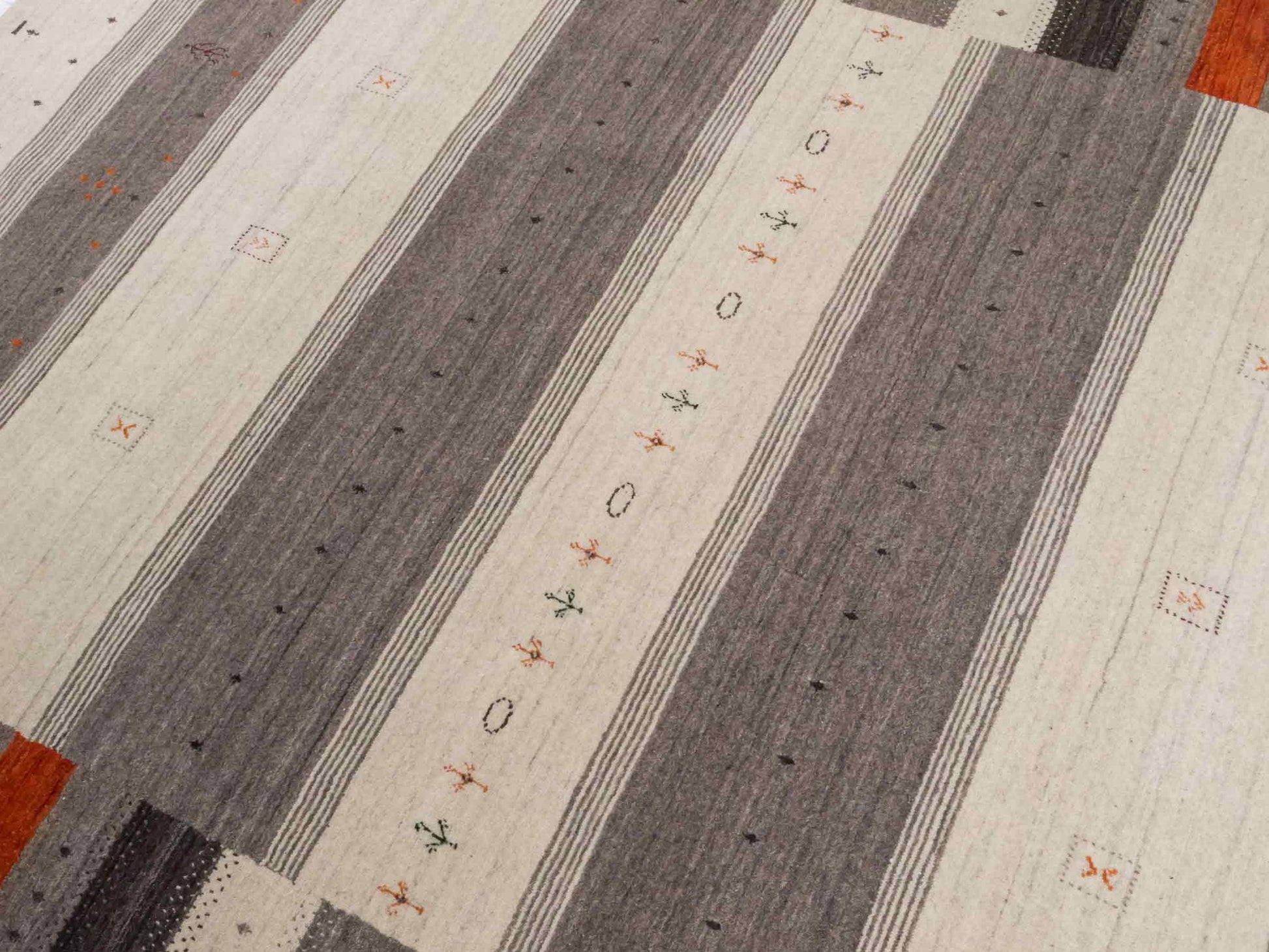 Moderner, Handloom Lori Gabbeh Orientteppich von Khademi aus Wolle, cremeweiß, grau. Geometrisches Nomaden-Design. Produziert in Indien. Größe: 243x174cm. Teppichnummer: KB4-1824. Verkauf durch Jupiter Intl.