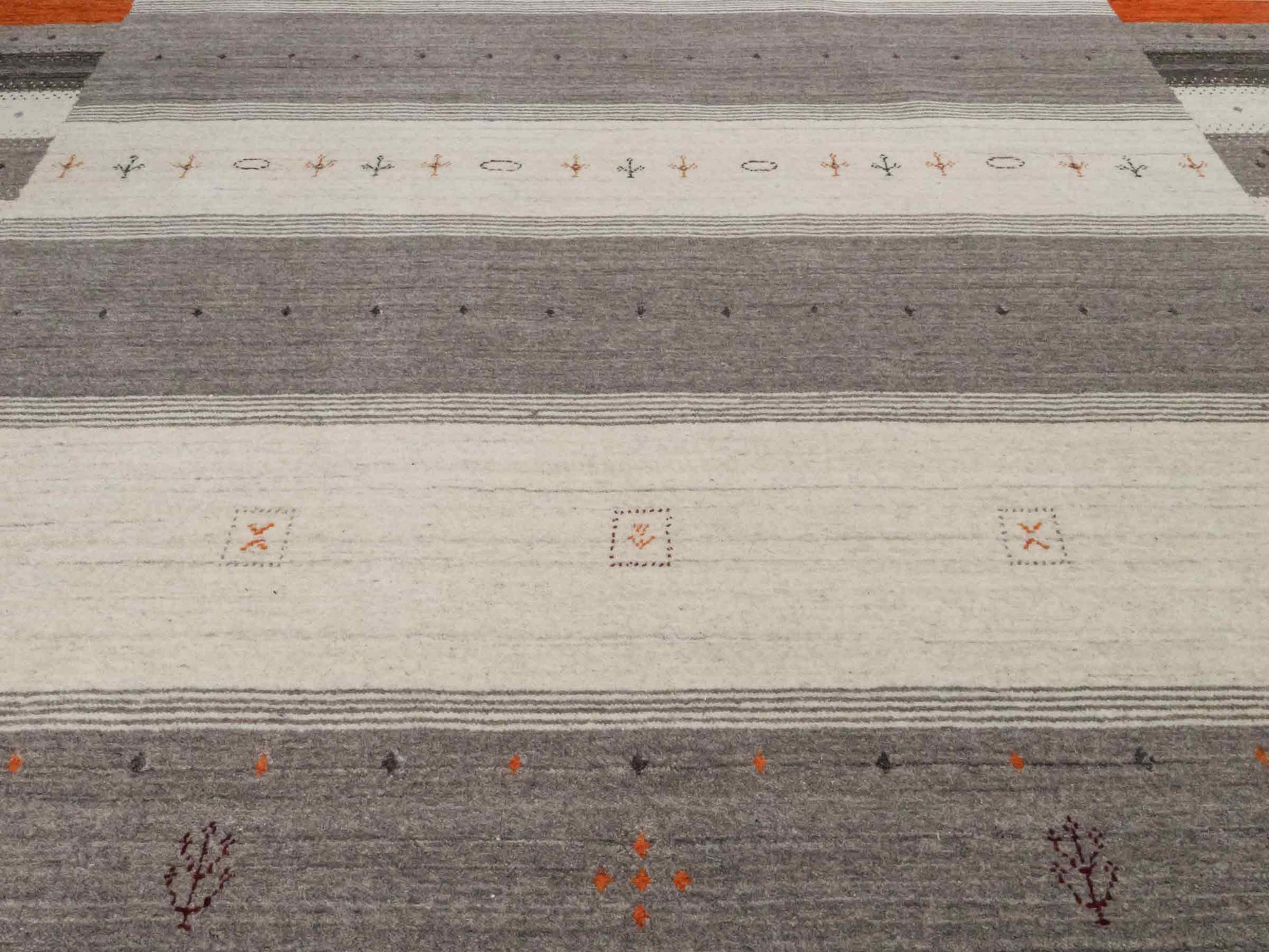 Moderner, Handloom Lori Gabbeh Orientteppich von Khademi aus Wolle, cremeweiß, grau. Geometrisches Nomaden-Design. Produziert in Indien. Größe: 243x174cm. Teppichnummer: KB4-1824. Verkauf durch Jupiter Intl.