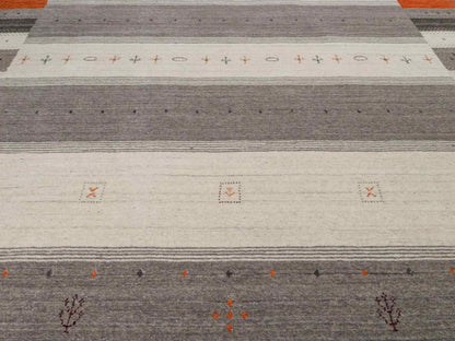 Moderner, Handloom Lori Gabbeh Orientteppich von Khademi aus Wolle, cremeweiß, grau. Geometrisches Nomaden-Design. Produziert in Indien. Größe: 243x174cm. Teppichnummer: KB4-1824. Verkauf durch Jupiter Intl.