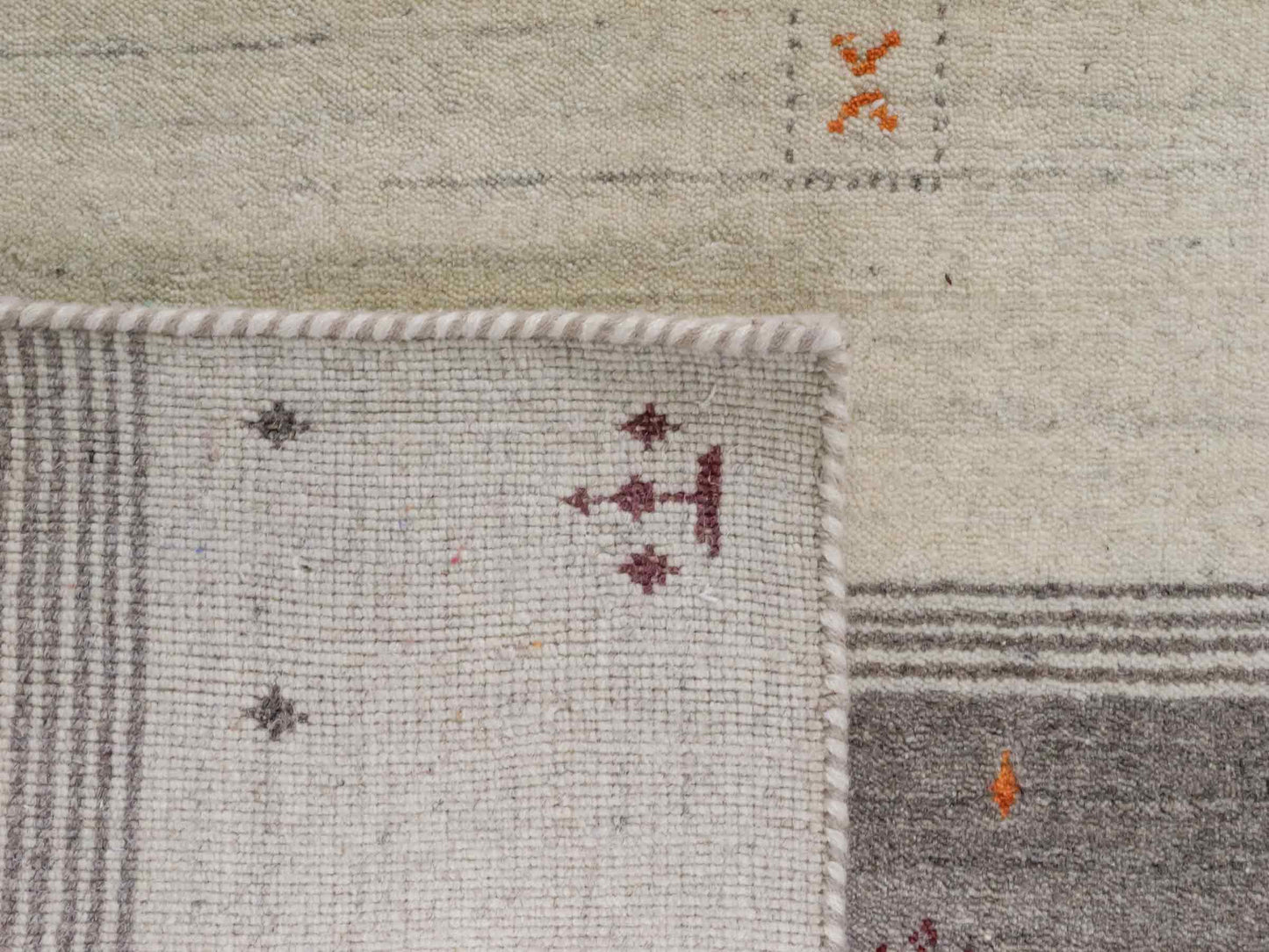 Moderner, Handloom Lori Gabbeh Orientteppich von Khademi aus Wolle, cremeweiß, grau. Geometrisches Nomaden-Design. Produziert in Indien. Größe: 243x174cm. Teppichnummer: KB4-1824. Verkauf durch Jupiter Intl.