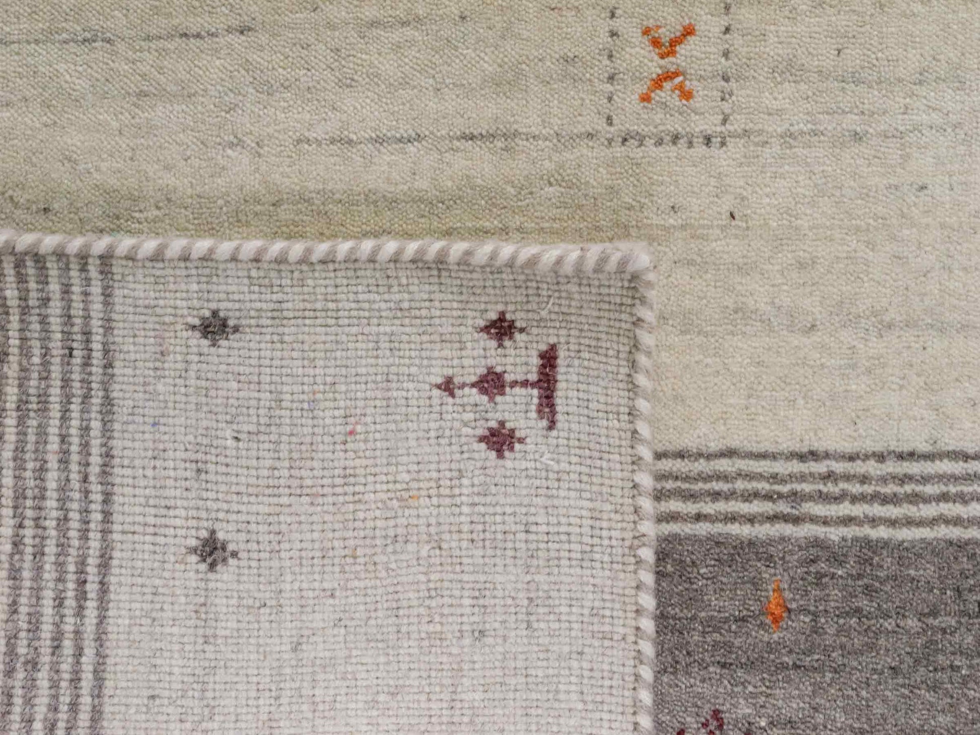 Moderner, Handloom Lori Gabbeh Orientteppich von Khademi aus Wolle, cremeweiß, grau. Geometrisches Nomaden-Design. Produziert in Indien. Größe: 243x174cm. Teppichnummer: KB4-1824. Verkauf durch Jupiter Intl.