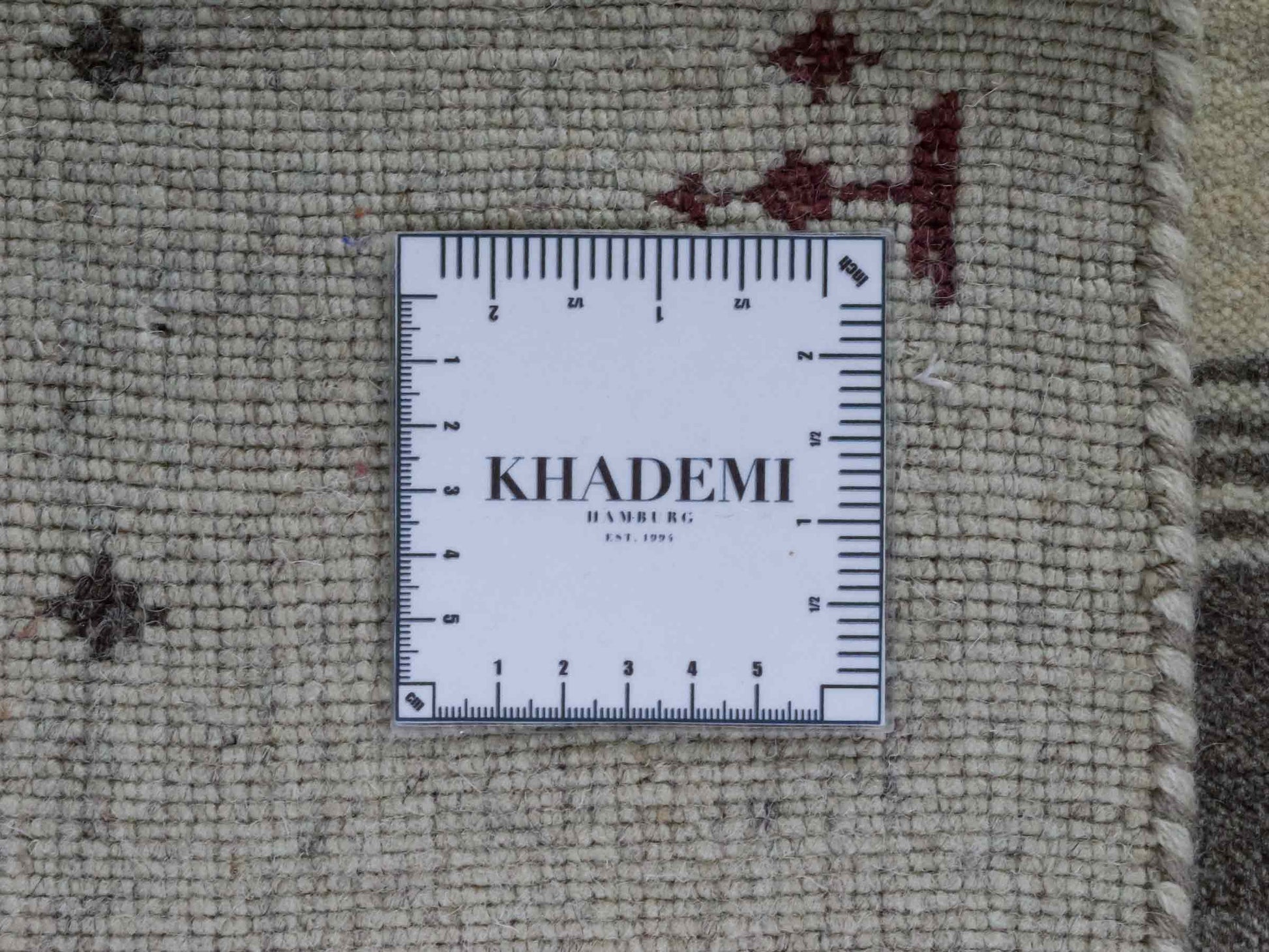 Moderner, Handloom Lori Gabbeh Orientteppich von Khademi aus Wolle, cremeweiß, grau. Geometrisches Nomaden-Design. Produziert in Indien. Größe: 243x174cm. Teppichnummer: KB4-1824. Verkauf durch Jupiter Intl.