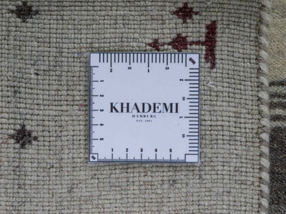 Moderner, Handloom Lori Gabbeh Orientteppich von Khademi aus Wolle, cremeweiß, grau. Geometrisches Nomaden-Design. Produziert in Indien. Größe: 243x174cm. Teppichnummer: KB4-1824. Verkauf durch Jupiter Intl.