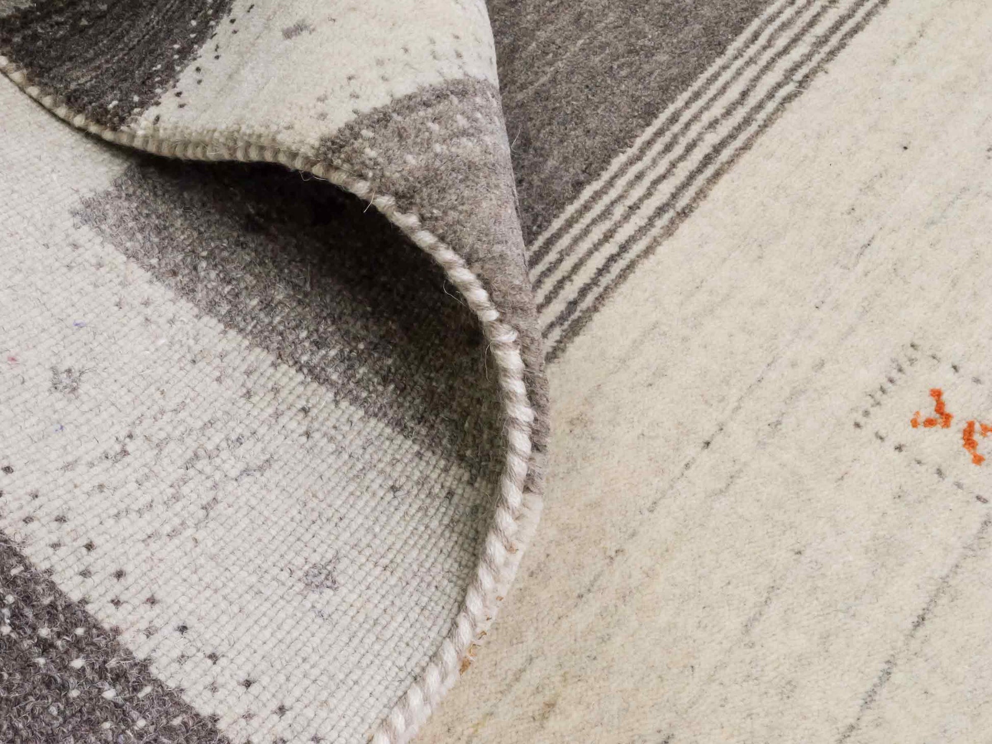 Moderner, Handloom Lori Gabbeh Orientteppich von Khademi aus Wolle, cremeweiß, grau. Geometrisches Nomaden-Design. Produziert in Indien. Größe: 243x174cm. Teppichnummer: KB4-1824. Verkauf durch Jupiter Intl.