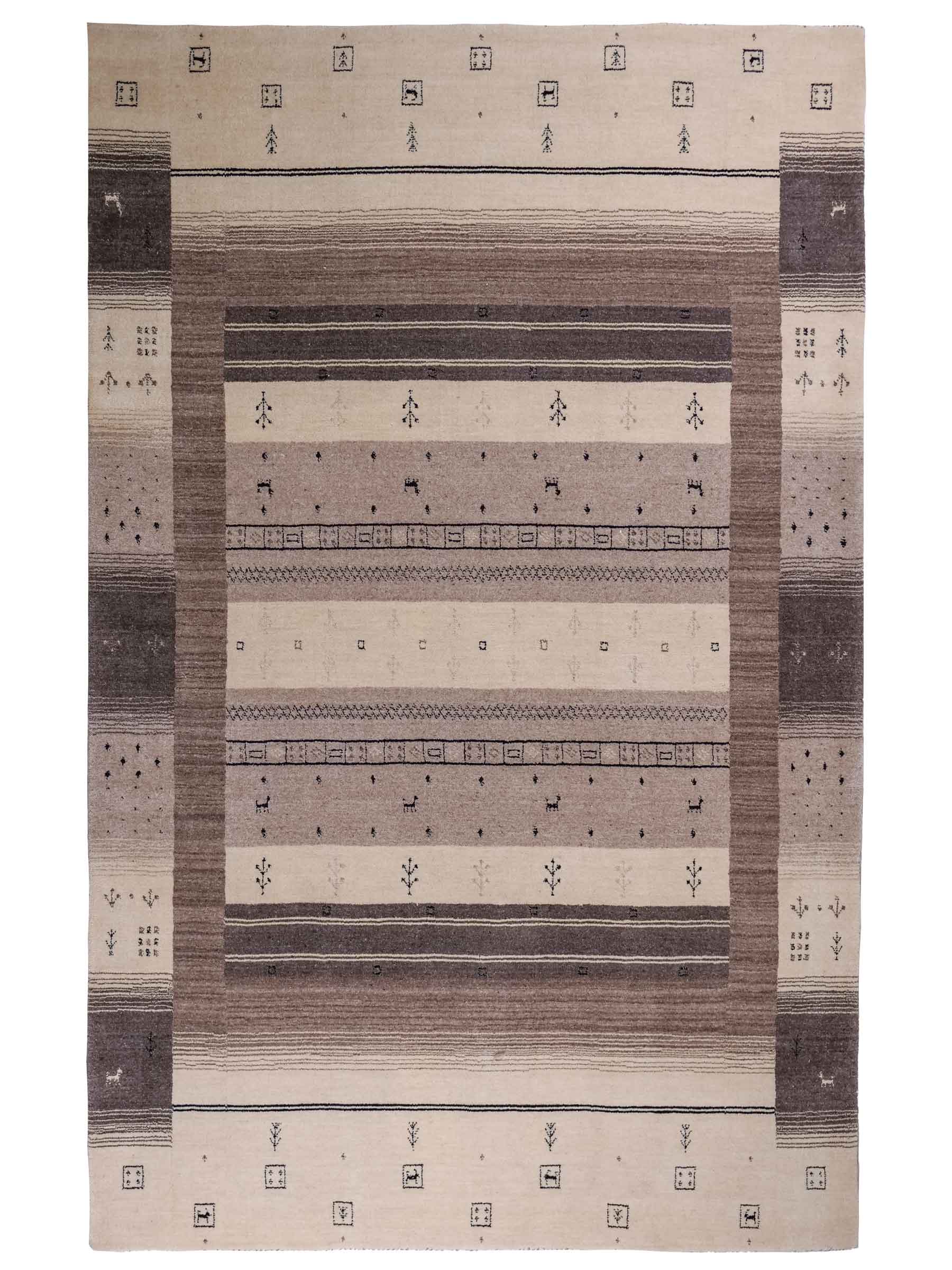 Moderner, Handloom Lori Gabbeh Orientteppich von Khademi aus Wolle, cremeweiß, grau, braun. Geometrisches Nomaden-Design. Produziert in Indien. Größe: 244x170cm. Teppichnummer: KB4-1803. Verkauf durch Jupiter Intl.