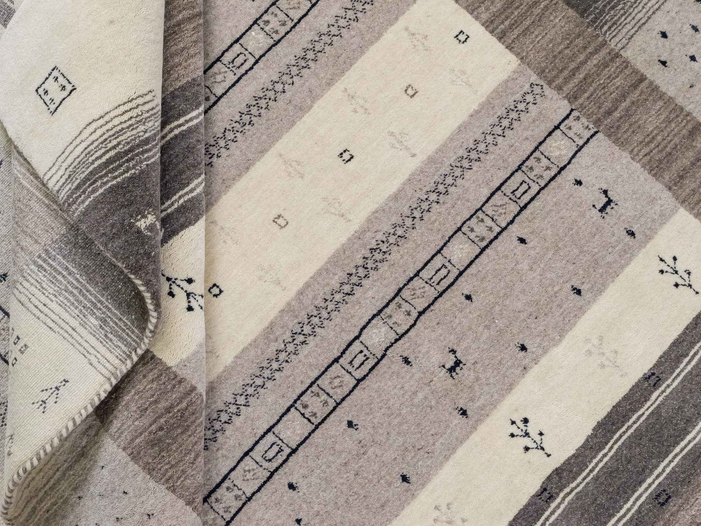 Moderner, Handloom Lori Gabbeh Orientteppich von Khademi aus Wolle, cremeweiß, grau, braun. Geometrisches Nomaden-Design. Produziert in Indien. Größe: 244x170cm. Teppichnummer: KB4-1803. Verkauf durch Jupiter Intl.