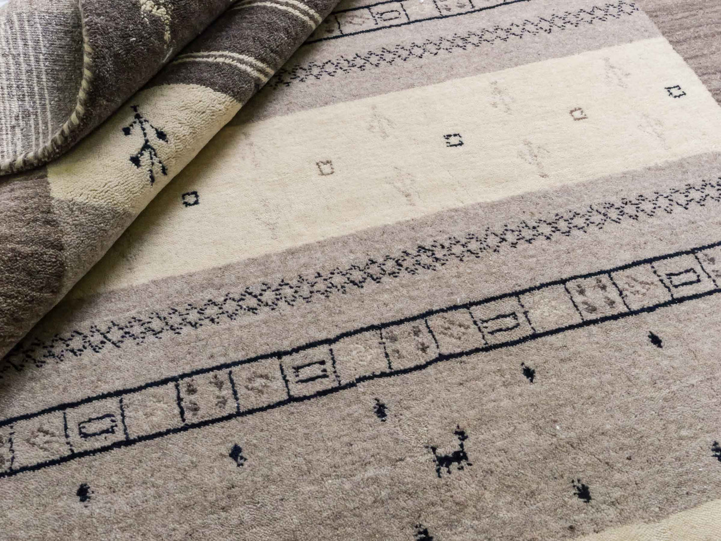 Moderner, Handloom Lori Gabbeh Orientteppich von Khademi aus Wolle, cremeweiß, grau, braun. Geometrisches Nomaden-Design. Produziert in Indien. Größe: 244x170cm. Teppichnummer: KB4-1803. Verkauf durch Jupiter Intl.