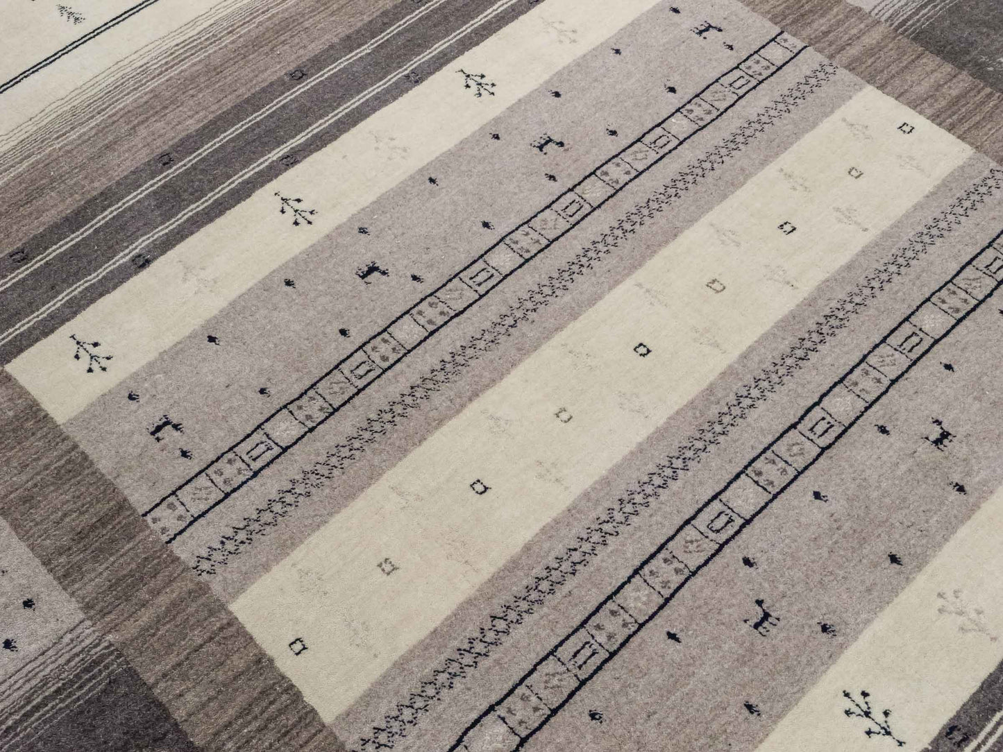 Moderner, Handloom Lori Gabbeh Orientteppich von Khademi aus Wolle, cremeweiß, grau, braun. Geometrisches Nomaden-Design. Produziert in Indien. Größe: 244x170cm. Teppichnummer: KB4-1803. Verkauf durch Jupiter Intl.