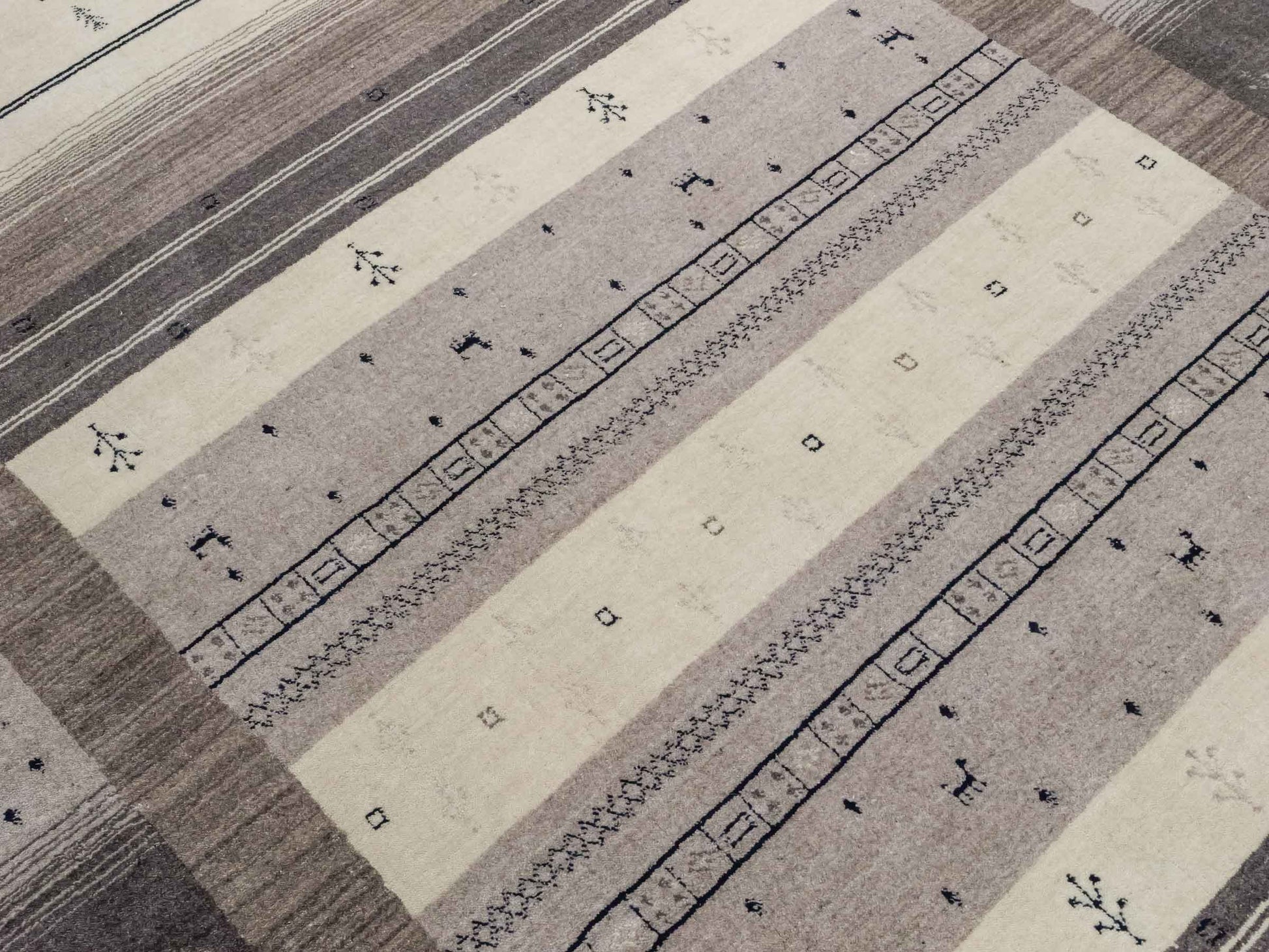 Moderner, Handloom Lori Gabbeh Orientteppich von Khademi aus Wolle, cremeweiß, grau, braun. Geometrisches Nomaden-Design. Produziert in Indien. Größe: 244x170cm. Teppichnummer: KB4-1803. Verkauf durch Jupiter Intl.