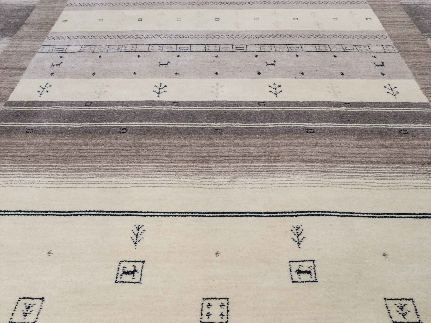 Moderner, Handloom Lori Gabbeh Orientteppich von Khademi aus Wolle, cremeweiß, grau, braun. Geometrisches Nomaden-Design. Produziert in Indien. Größe: 244x170cm. Teppichnummer: KB4-1803. Verkauf durch Jupiter Intl.