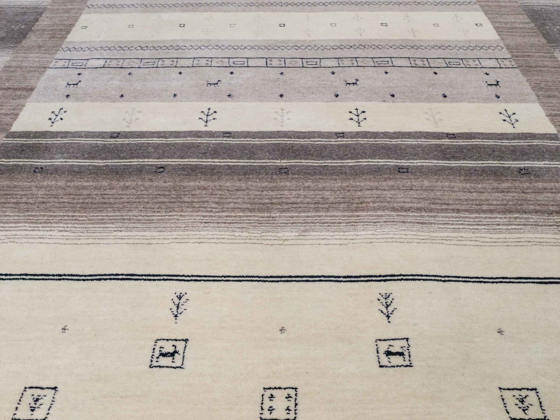 Moderner, Handloom Lori Gabbeh Orientteppich von Khademi aus Wolle, cremeweiß, grau, braun. Geometrisches Nomaden-Design. Produziert in Indien. Größe: 244x170cm. Teppichnummer: KB4-1803. Verkauf durch Jupiter Intl.