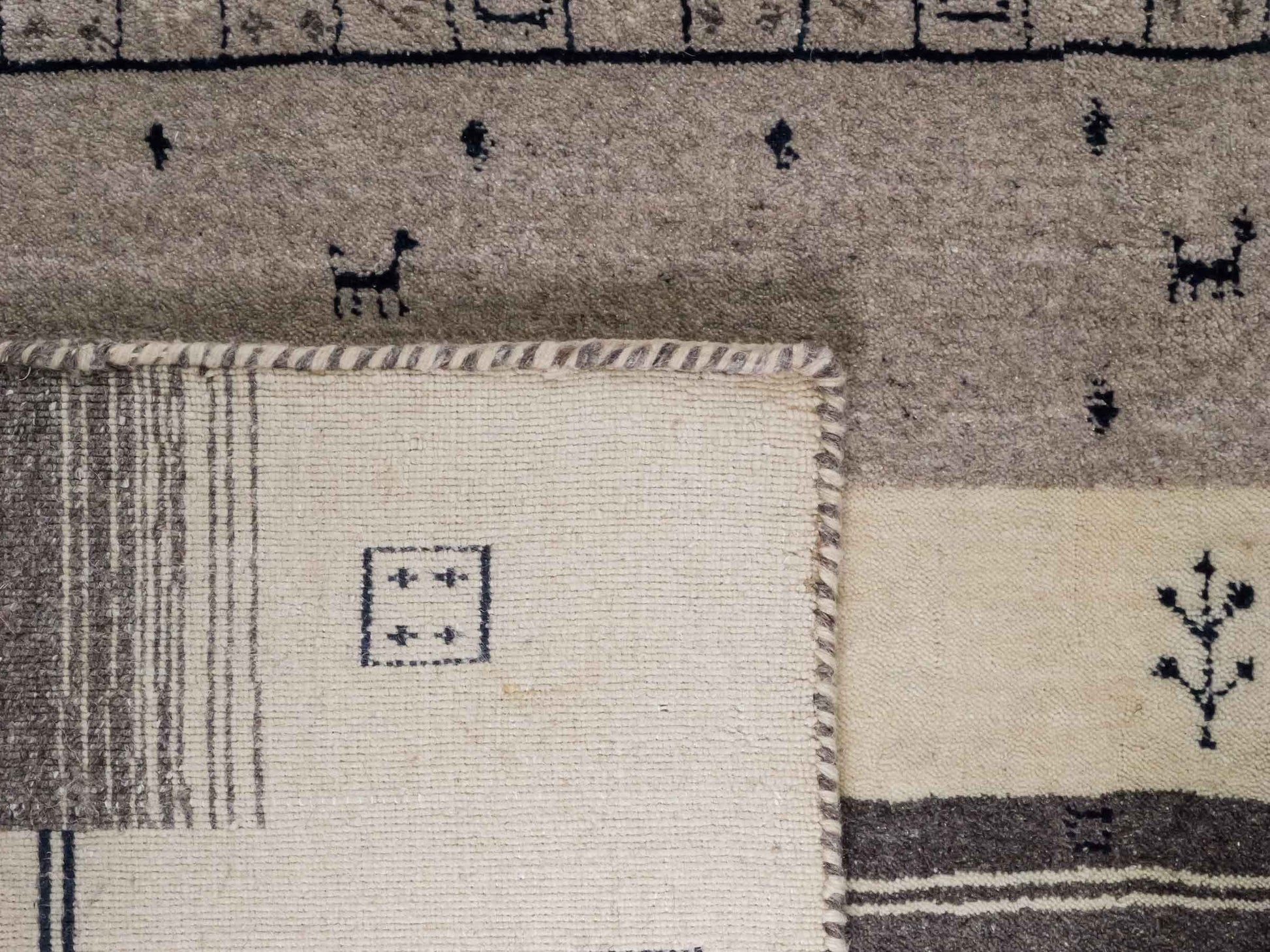 Moderner, Handloom Lori Gabbeh Orientteppich von Khademi aus Wolle, cremeweiß, grau, braun. Geometrisches Nomaden-Design. Produziert in Indien. Größe: 244x170cm. Teppichnummer: KB4-1803. Verkauf durch Jupiter Intl.