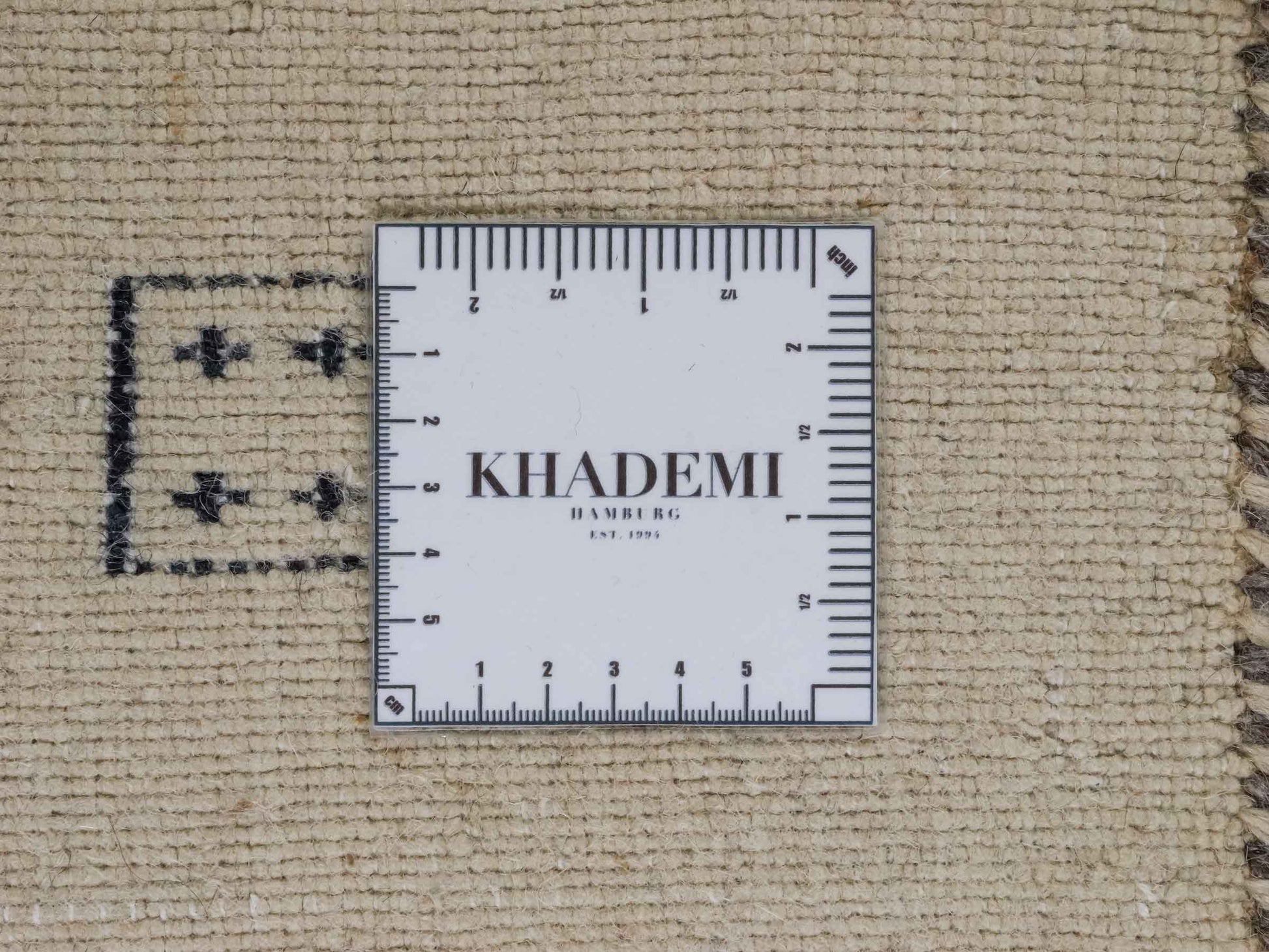 Moderner, Handloom Lori Gabbeh Orientteppich von Khademi aus Wolle, cremeweiß, grau, braun. Geometrisches Nomaden-Design. Produziert in Indien. Größe: 244x170cm. Teppichnummer: KB4-1803. Verkauf durch Jupiter Intl.