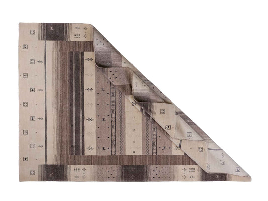 Moderner, Handloom Lori Gabbeh Orientteppich von Khademi aus Wolle, cremeweiß, grau, braun. Geometrisches Nomaden-Design. Produziert in Indien. Größe: 244x170cm. Teppichnummer: KB4-1803. Verkauf durch Jupiter Intl.