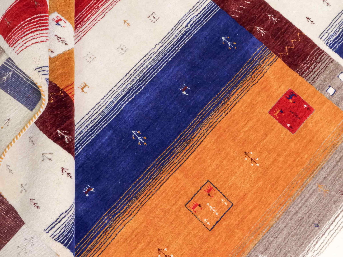 Moderner, Handloom Lori Gabbeh Orientteppich von Khademi aus Wolle, rot, mehrfarbig. Geometrisches Nomaden-Design. Produziert in Indien. Größe: 244x173cm. Teppichnummer: KB4-1816. Verkauf durch Jupiter Intl.