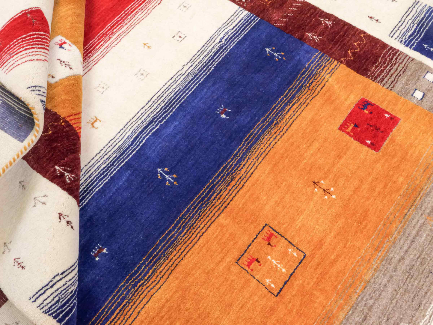 Moderner, Handloom Lori Gabbeh Orientteppich von Khademi aus Wolle, rot, mehrfarbig. Geometrisches Nomaden-Design. Produziert in Indien. Größe: 244x173cm. Teppichnummer: KB4-1816. Verkauf durch Jupiter Intl.