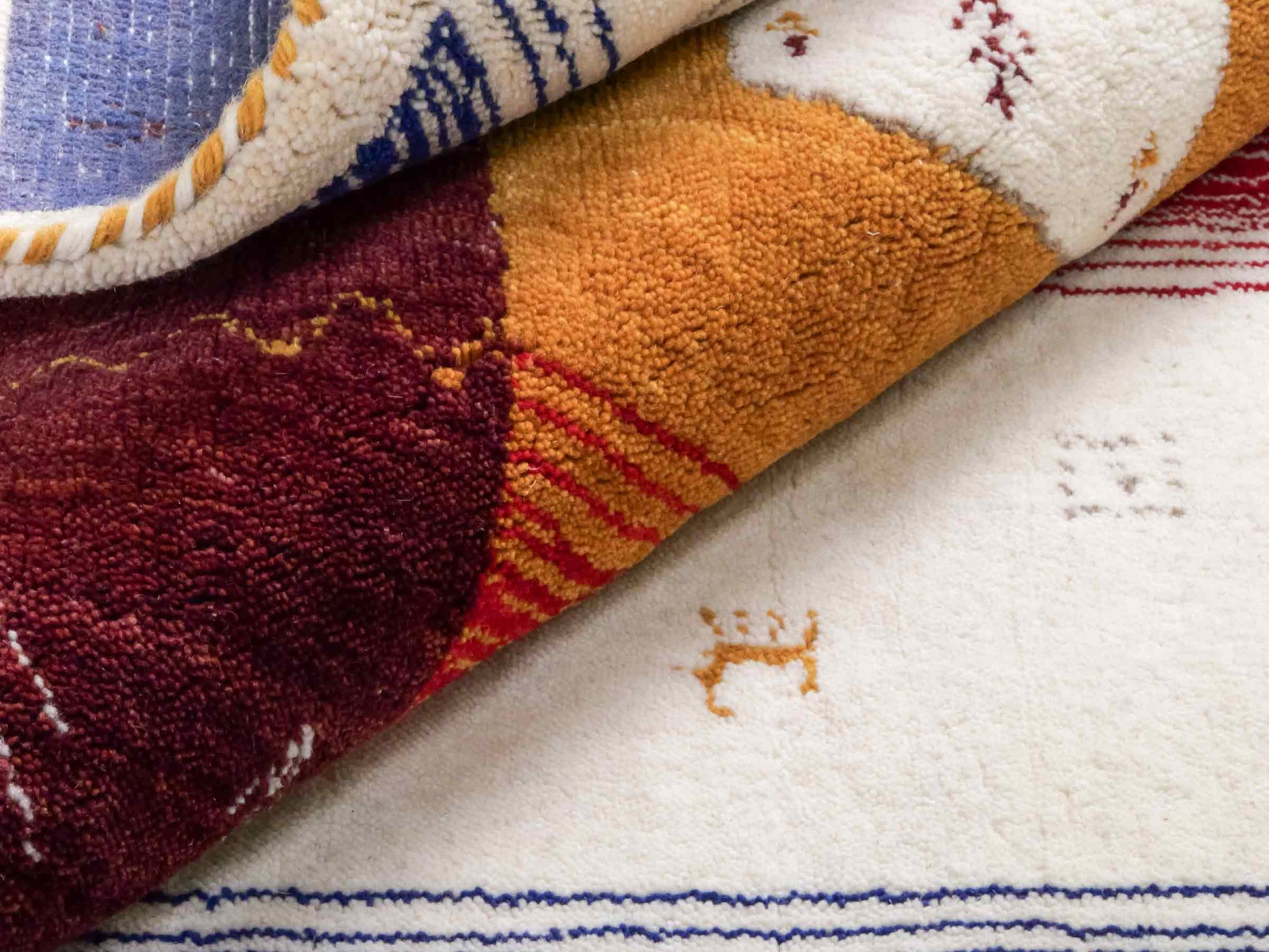 Moderner, Handloom Lori Gabbeh Orientteppich von Khademi aus Wolle, rot, mehrfarbig. Geometrisches Nomaden-Design. Produziert in Indien. Größe: 244x173cm. Teppichnummer: KB4-1816. Verkauf durch Jupiter Intl.