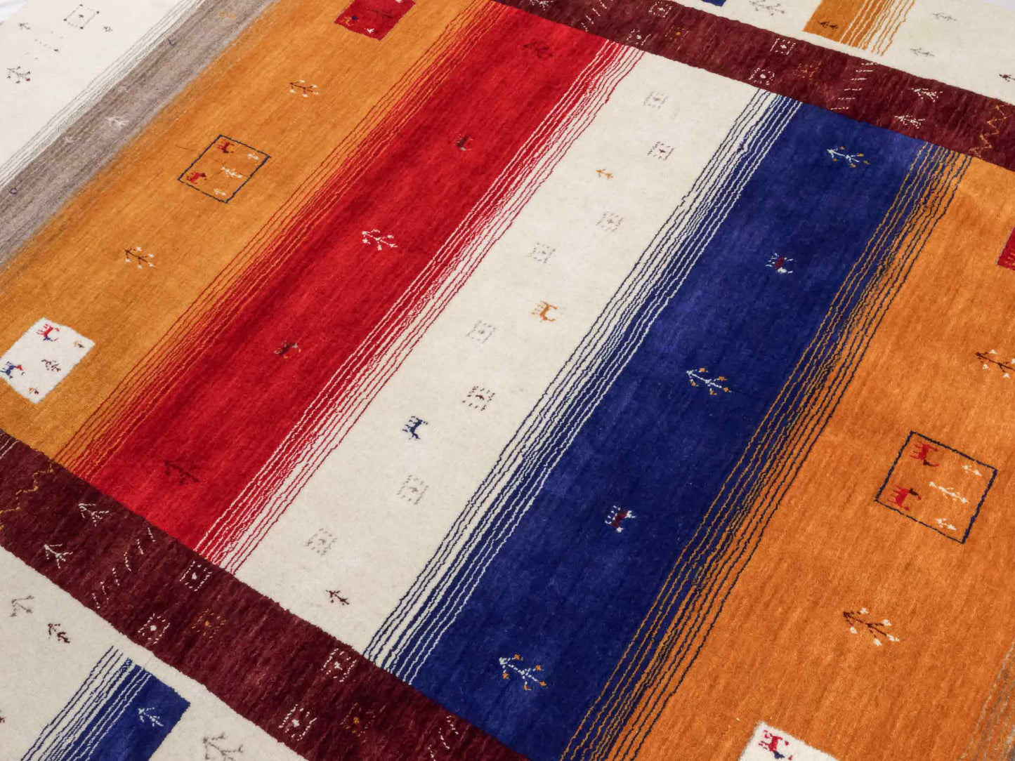 Moderner, Handloom Lori Gabbeh Orientteppich von Khademi aus Wolle, rot, mehrfarbig. Geometrisches Nomaden-Design. Produziert in Indien. Größe: 244x173cm. Teppichnummer: KB4-1816. Verkauf durch Jupiter Intl.