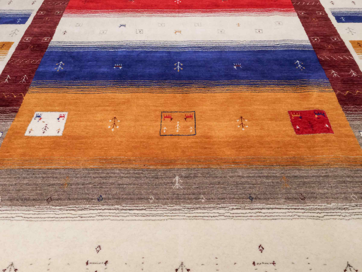 Moderner, Handloom Lori Gabbeh Orientteppich von Khademi aus Wolle, rot, mehrfarbig. Geometrisches Nomaden-Design. Produziert in Indien. Größe: 244x173cm. Teppichnummer: KB4-1816. Verkauf durch Jupiter Intl.