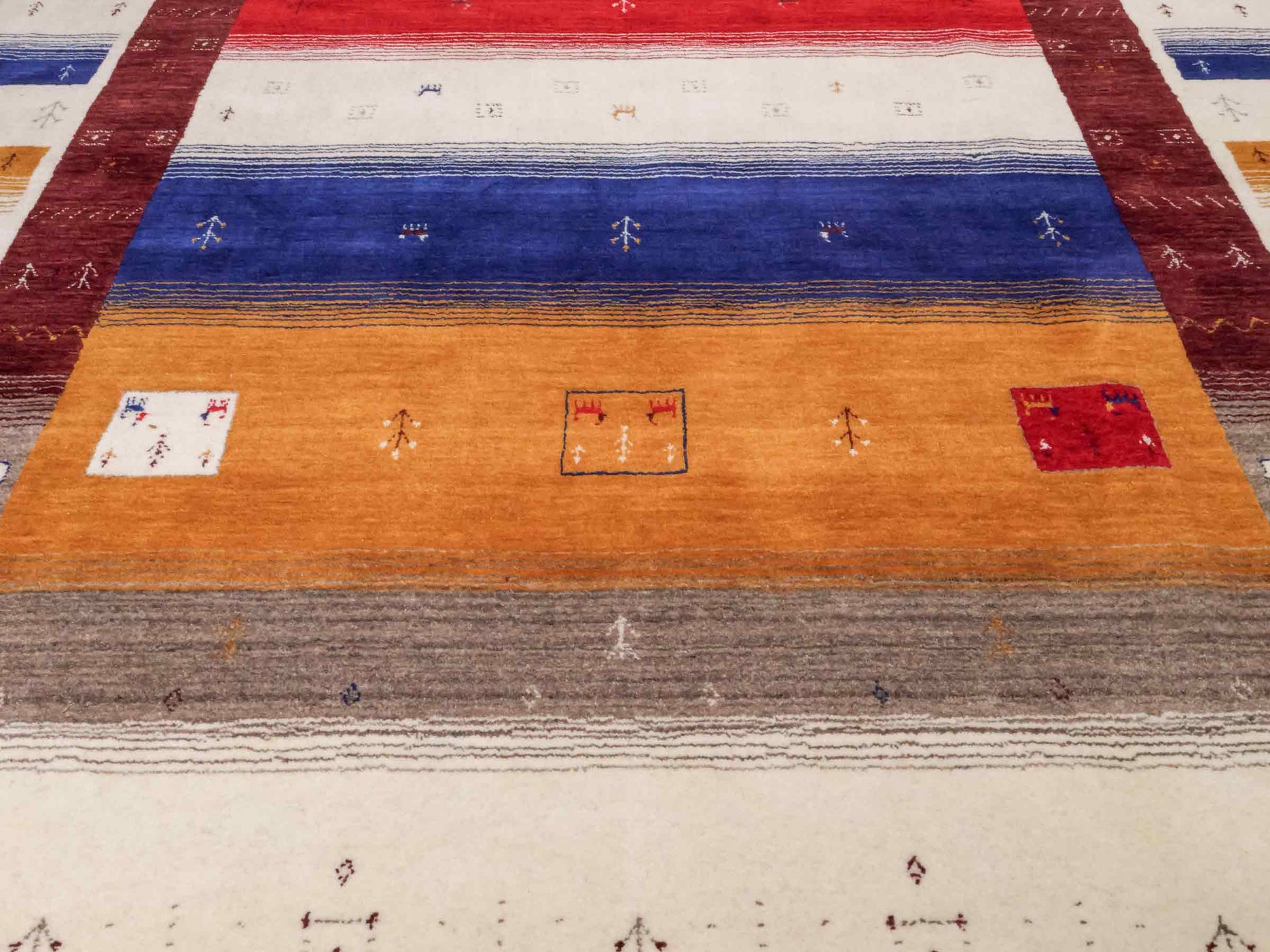 Moderner, Handloom Lori Gabbeh Orientteppich von Khademi aus Wolle, rot, mehrfarbig. Geometrisches Nomaden-Design. Produziert in Indien. Größe: 244x173cm. Teppichnummer: KB4-1816. Verkauf durch Jupiter Intl.