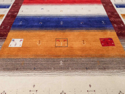 Moderner, Handloom Lori Gabbeh Orientteppich von Khademi aus Wolle, rot, mehrfarbig. Geometrisches Nomaden-Design. Produziert in Indien. Größe: 244x173cm. Teppichnummer: KB4-1816. Verkauf durch Jupiter Intl.