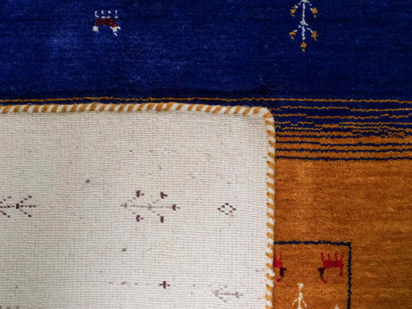 Moderner, Handloom Lori Gabbeh Orientteppich von Khademi aus Wolle, rot, mehrfarbig. Geometrisches Nomaden-Design. Produziert in Indien. Größe: 244x173cm. Teppichnummer: KB4-1816. Verkauf durch Jupiter Intl.