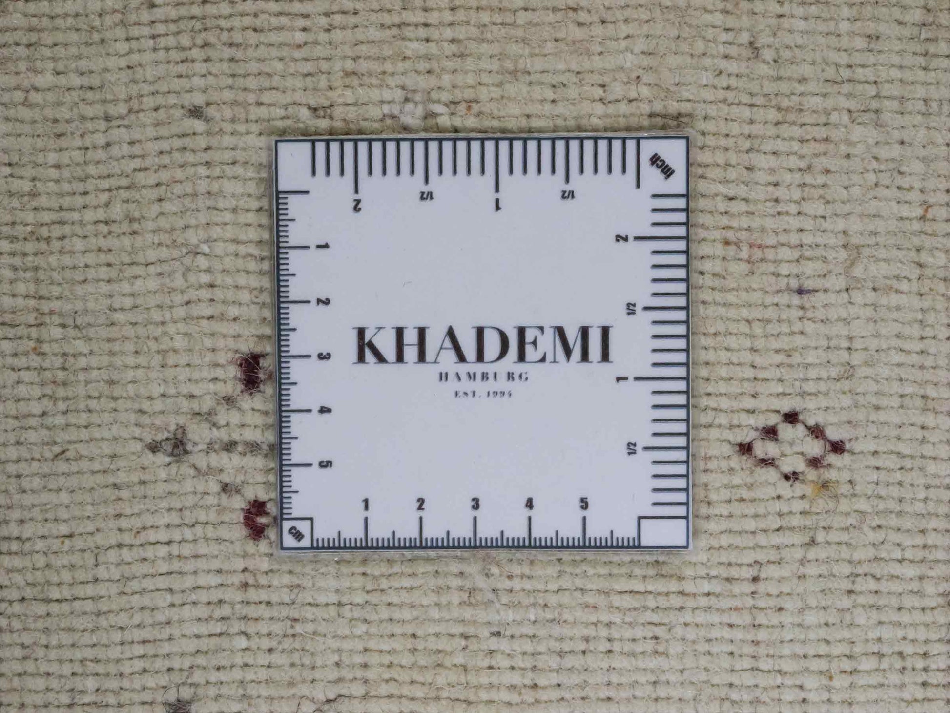 Moderner, Handloom Lori Gabbeh Orientteppich von Khademi aus Wolle, rot, mehrfarbig. Geometrisches Nomaden-Design. Produziert in Indien. Größe: 244x173cm. Teppichnummer: KB4-1816. Verkauf durch Jupiter Intl.