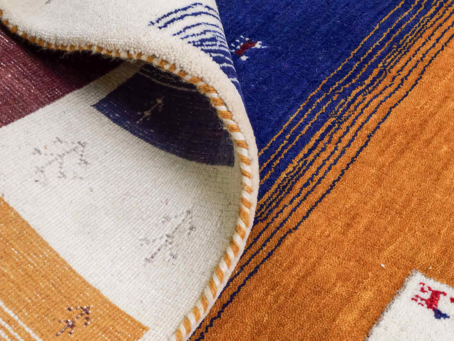 Moderner, Handloom Lori Gabbeh Orientteppich von Khademi aus Wolle, rot, mehrfarbig. Geometrisches Nomaden-Design. Produziert in Indien. Größe: 244x173cm. Teppichnummer: KB4-1816. Verkauf durch Jupiter Intl.