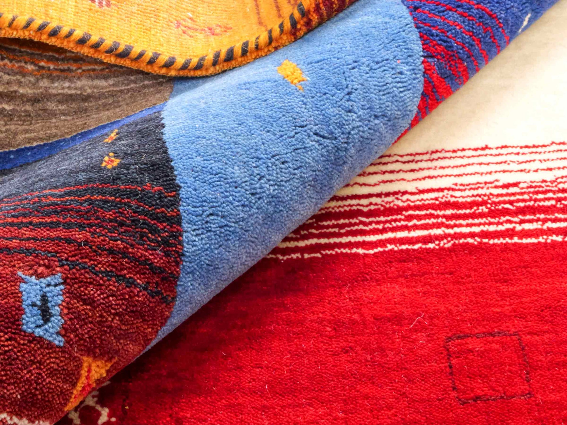 Moderner, Handloom Lori Gabbeh Orientteppich von Khademi aus Wolle, blau, navy, mehrfarbig. Geometrisches Nomaden-Design. Produziert in Indien. Größe: 244x175cm. Teppichnummer: KB4-1817. Verkauf durch Jupiter Intl.