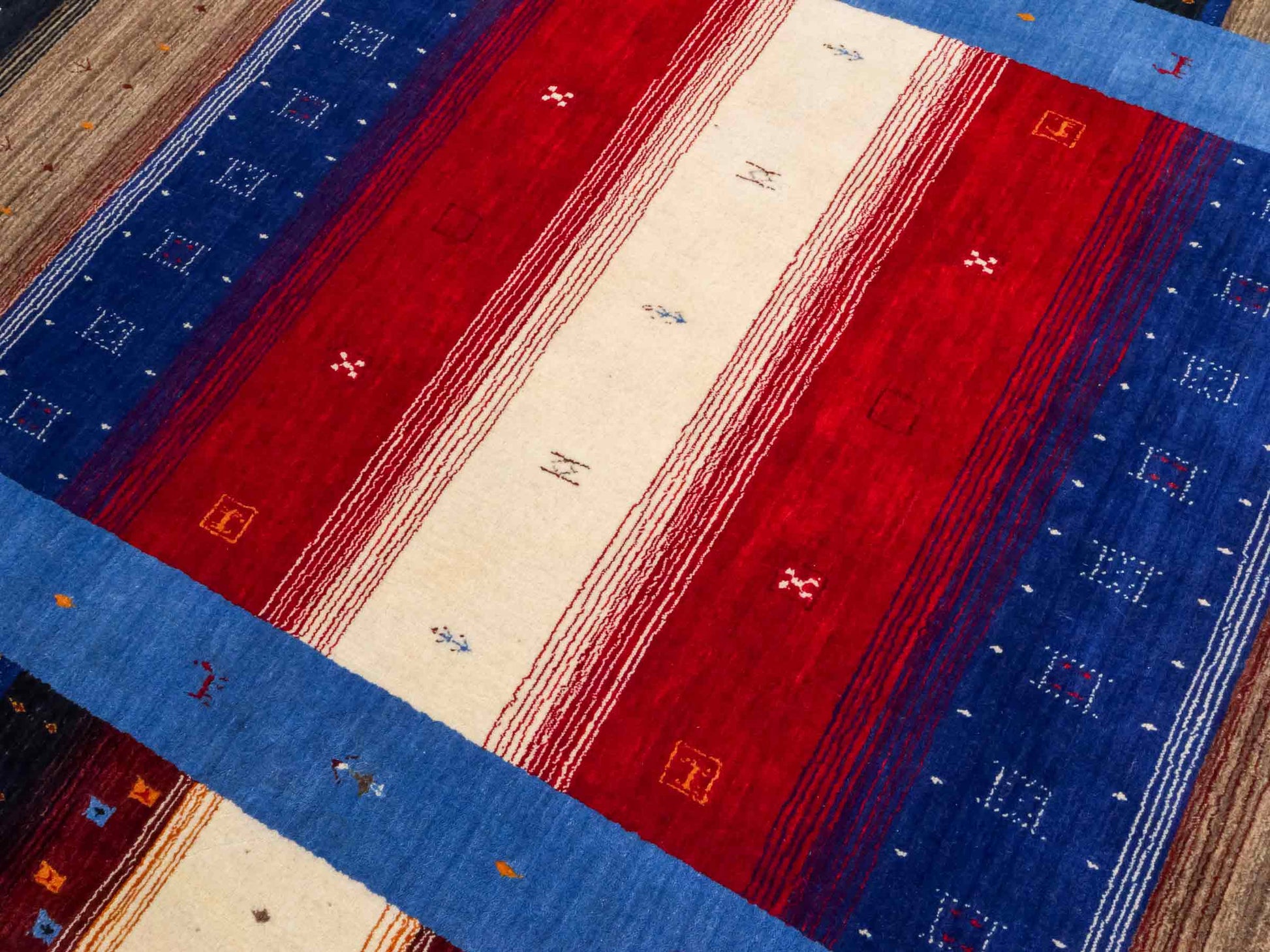 Moderner, Handloom Lori Gabbeh Orientteppich von Khademi aus Wolle, blau, navy, mehrfarbig. Geometrisches Nomaden-Design. Produziert in Indien. Größe: 244x175cm. Teppichnummer: KB4-1817. Verkauf durch Jupiter Intl.