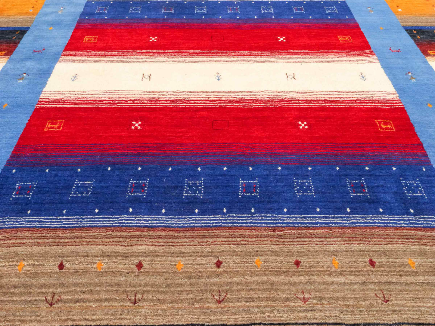 Moderner, Handloom Lori Gabbeh Orientteppich von Khademi aus Wolle, blau, navy, mehrfarbig. Geometrisches Nomaden-Design. Produziert in Indien. Größe: 244x175cm. Teppichnummer: KB4-1817. Verkauf durch Jupiter Intl.