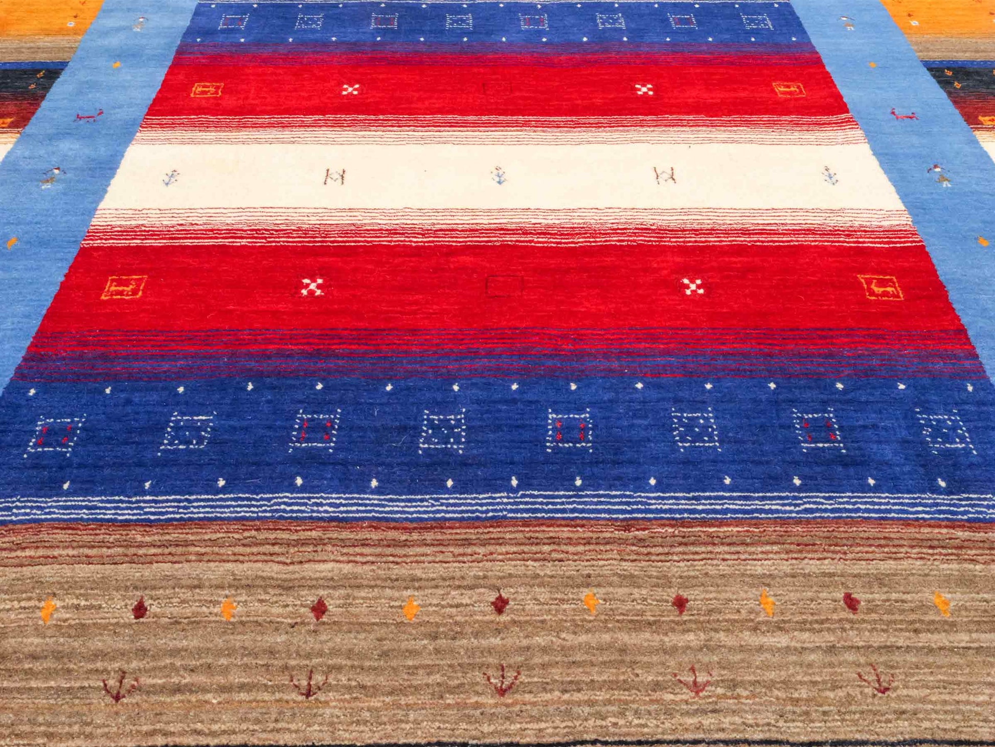 Moderner, Handloom Lori Gabbeh Orientteppich von Khademi aus Wolle, blau, navy, mehrfarbig. Geometrisches Nomaden-Design. Produziert in Indien. Größe: 244x175cm. Teppichnummer: KB4-1817. Verkauf durch Jupiter Intl.