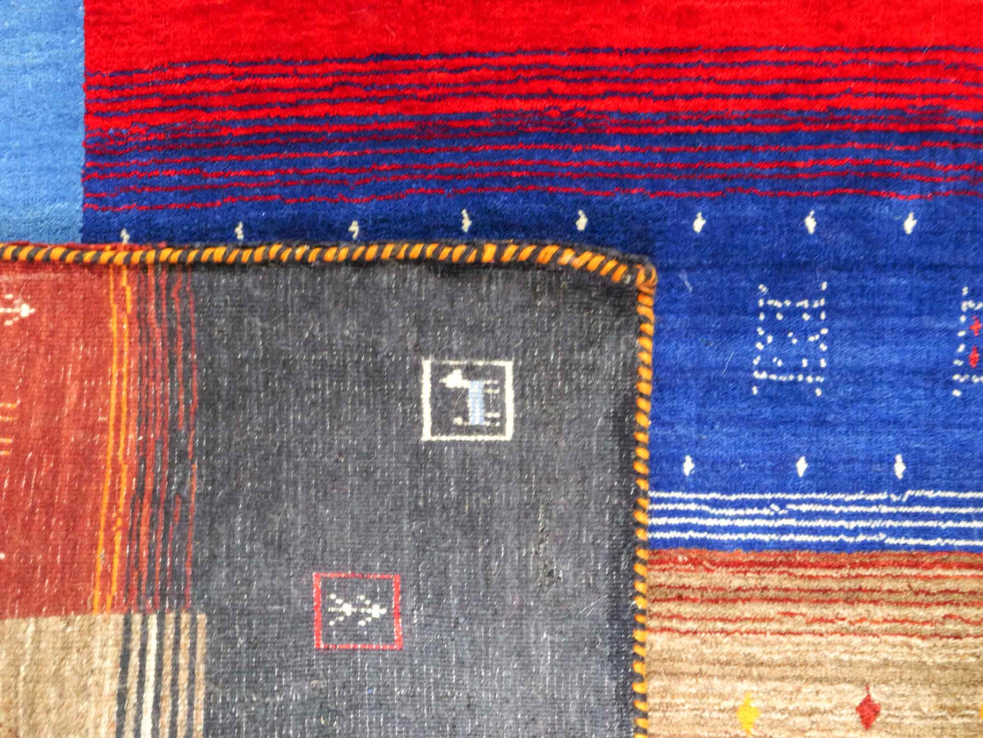 Moderner, Handloom Lori Gabbeh Orientteppich von Khademi aus Wolle, blau, navy, mehrfarbig. Geometrisches Nomaden-Design. Produziert in Indien. Größe: 244x175cm. Teppichnummer: KB4-1817. Verkauf durch Jupiter Intl.