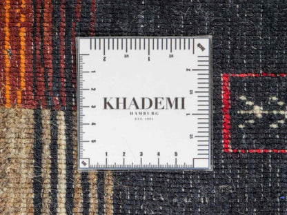 Moderner, Handloom Lori Gabbeh Orientteppich von Khademi aus Wolle, blau, navy, mehrfarbig. Geometrisches Nomaden-Design. Produziert in Indien. Größe: 244x175cm. Teppichnummer: KB4-1817. Verkauf durch Jupiter Intl.