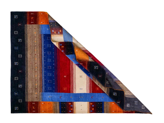 Moderner, Handloom Lori Gabbeh Orientteppich von Khademi aus Wolle, blau, navy, mehrfarbig. Geometrisches Nomaden-Design. Produziert in Indien. Größe: 244x175cm. Teppichnummer: KB4-1817. Verkauf durch Jupiter Intl.