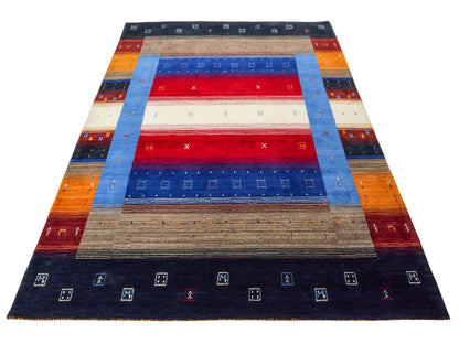 Moderner, Handloom Lori Gabbeh Orientteppich von Khademi aus Wolle, blau, navy, mehrfarbig. Geometrisches Nomaden-Design. Produziert in Indien. Größe: 244x175cm. Teppichnummer: KB4-1817. Verkauf durch Jupiter Intl.