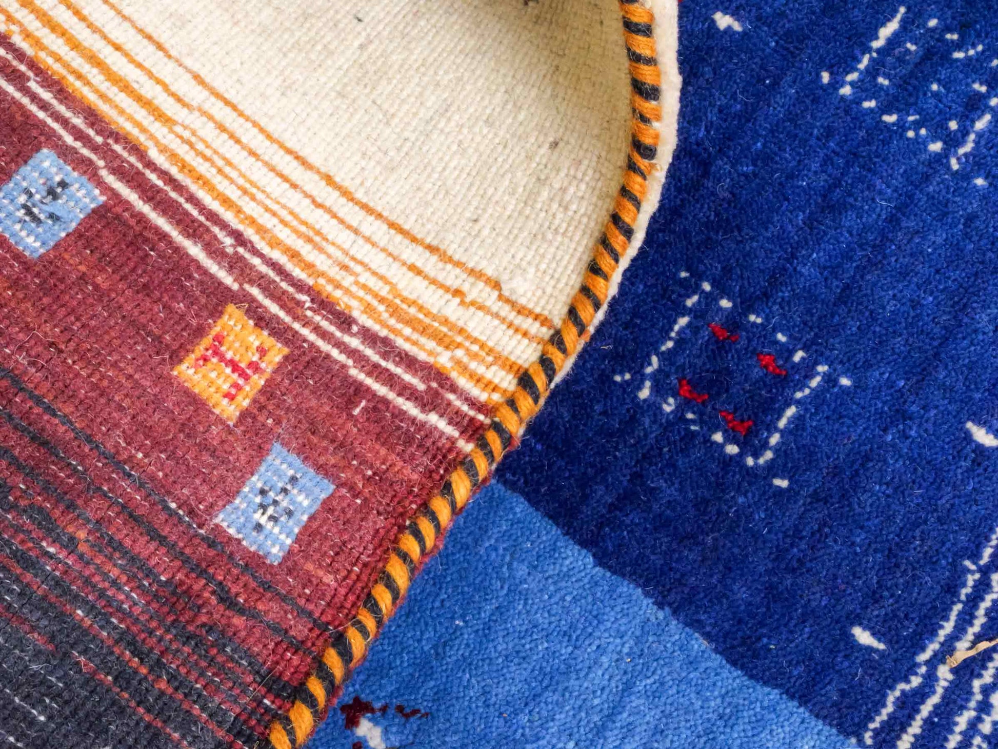 Moderner, Handloom Lori Gabbeh Orientteppich von Khademi aus Wolle, blau, navy, mehrfarbig. Geometrisches Nomaden-Design. Produziert in Indien. Größe: 244x175cm. Teppichnummer: KB4-1817. Verkauf durch Jupiter Intl.