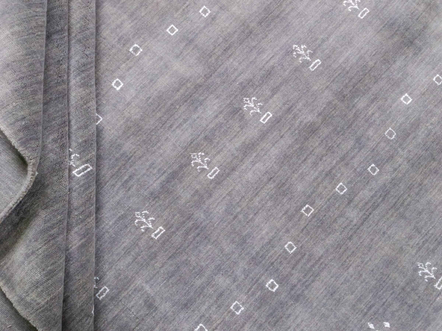 Moderner, Handloom Lori Gabbeh Orientteppich von Khademi aus Wolle, grau. Nomaden-Design. Produziert in Indien. Größe: 298x201cm. Teppichnummer: KB4-1612. Verkauf durch Jupiter Intl.