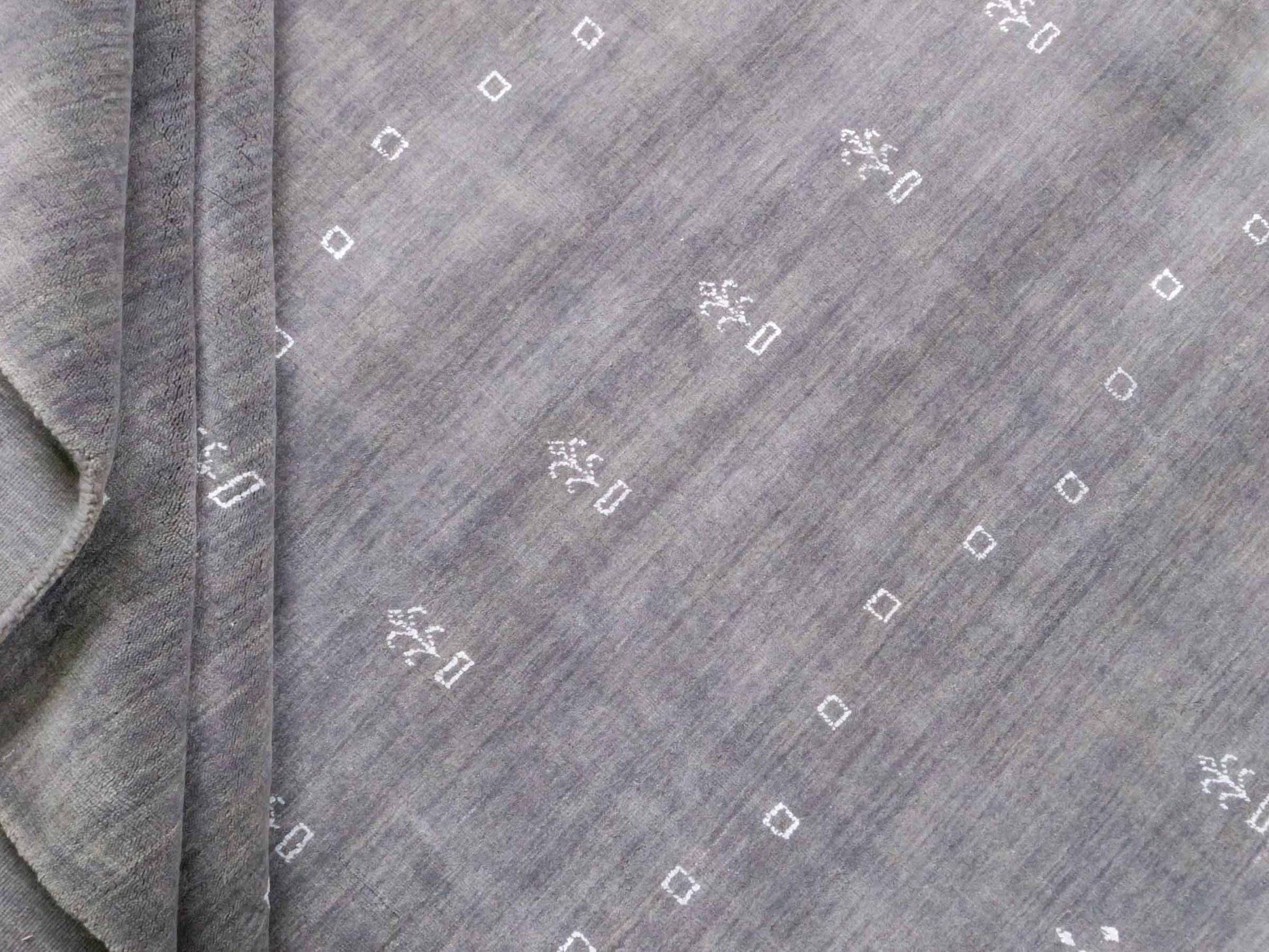 Moderner, Handloom Lori Gabbeh Orientteppich von Khademi aus Wolle, grau. Nomaden-Design. Produziert in Indien. Größe: 298x201cm. Teppichnummer: KB4-1612. Verkauf durch Jupiter Intl.