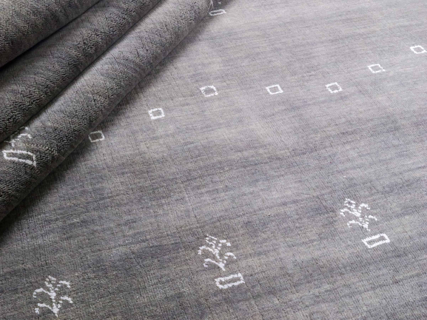 Moderner, Handloom Lori Gabbeh Orientteppich von Khademi aus Wolle, grau. Nomaden-Design. Produziert in Indien. Größe: 298x201cm. Teppichnummer: KB4-1612. Verkauf durch Jupiter Intl.