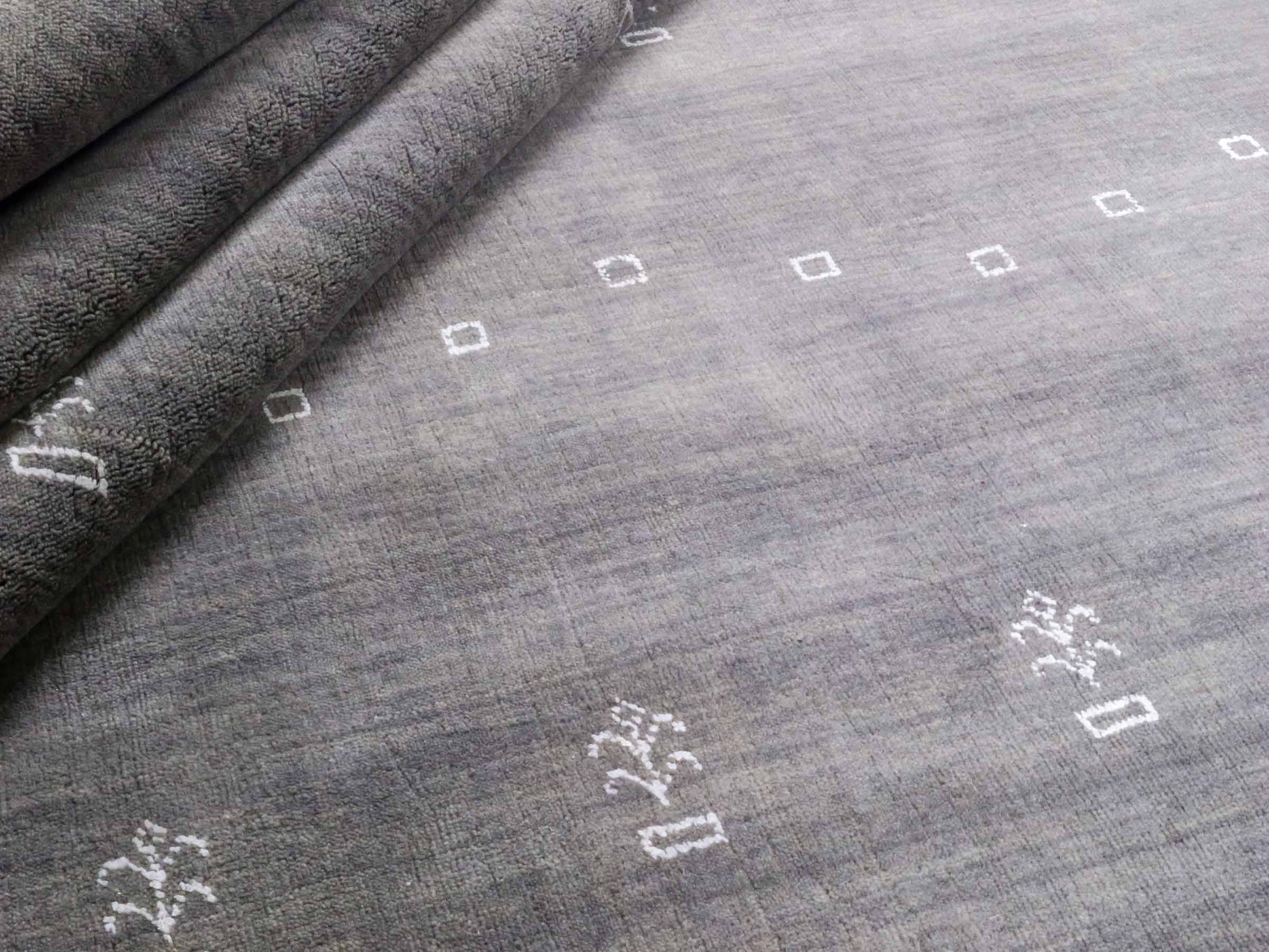 Moderner, Handloom Lori Gabbeh Orientteppich von Khademi aus Wolle, grau. Nomaden-Design. Produziert in Indien. Größe: 298x201cm. Teppichnummer: KB4-1612. Verkauf durch Jupiter Intl.