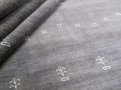 Moderner, Handloom Lori Gabbeh Orientteppich von Khademi aus Wolle, grau. Nomaden-Design. Produziert in Indien. Größe: 298x201cm. Teppichnummer: KB4-1612. Verkauf durch Jupiter Intl.