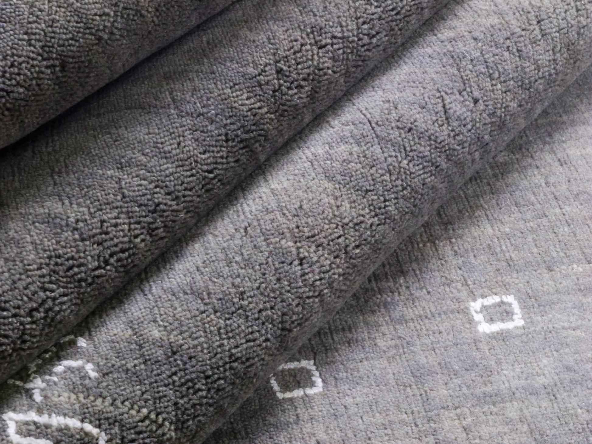 Moderner, Handloom Lori Gabbeh Orientteppich von Khademi aus Wolle, grau. Nomaden-Design. Produziert in Indien. Größe: 298x201cm. Teppichnummer: KB4-1612. Verkauf durch Jupiter Intl.